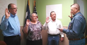 Mayor Larry Hicks (right) administers the oath of office to Aldermen Larry Jeffers, Beverly Burrows, and John Lockhart following last Tuesday’s meeting. Enterprise pHoto / Roger Estlack