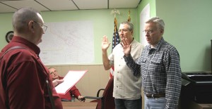 Clarendon Mayor Larry Hicks administers the Oath of Office to Aldermen Doug Kidd and Sandy Skelton during last Thursday’s regular city meeting. Enterprise Photo / Elaina Estlack