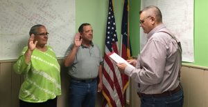 Mayor Larry Hicks administers the oath of office to Aldermen Beverly Burrow and John Lockhart. City Photo / Machiel Covey