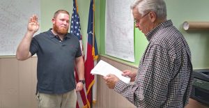 Alderman Nathan Floyd take the oath of office administered by Mayor Sandy Skelton during last Thursday’s meeting of the Clarendon City Council. Enterprise Photo / Roger Estlack