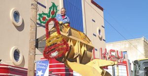 The City of Clarendon’s Jeff McKee hangs Christmas decorations on Kearney Street Monday afternoon as the town geared up for holiday activities this weekend. Enterprise Photo / Morgan Wheatly